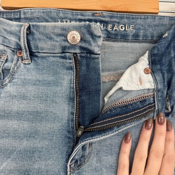 AMERICAN EAGLE | Curvy Hi-Rise Shortie Jean Shorts - Picture 3 of 9